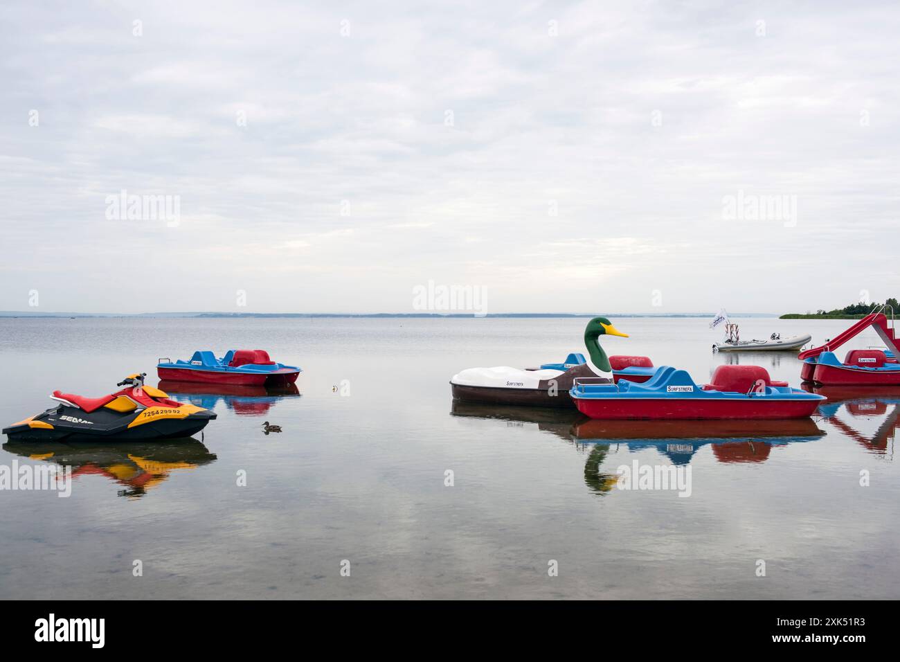 Jastarnia, Polen. Juli 2024. Eine Entenform und andere Wasserfahrräder werden auf dem Wasser in Jastarnia in der Bucht von Puck gesehen. Die Hel-Halbinsel ist eine 35 km lange Sandbank-Halbinsel in Nordpolen, die die Bucht von Puck von der offenen Ostsee trennt. Sie befindet sich in Puck County der Woiwodschaft Pommern. Es ist eines der beliebtesten touristischen Reiseziele in Polen im Sommer. (Foto: Attila Husejnow/SOPA Images/SIPA USA) Credit: SIPA USA/Alamy Live News Stockfoto