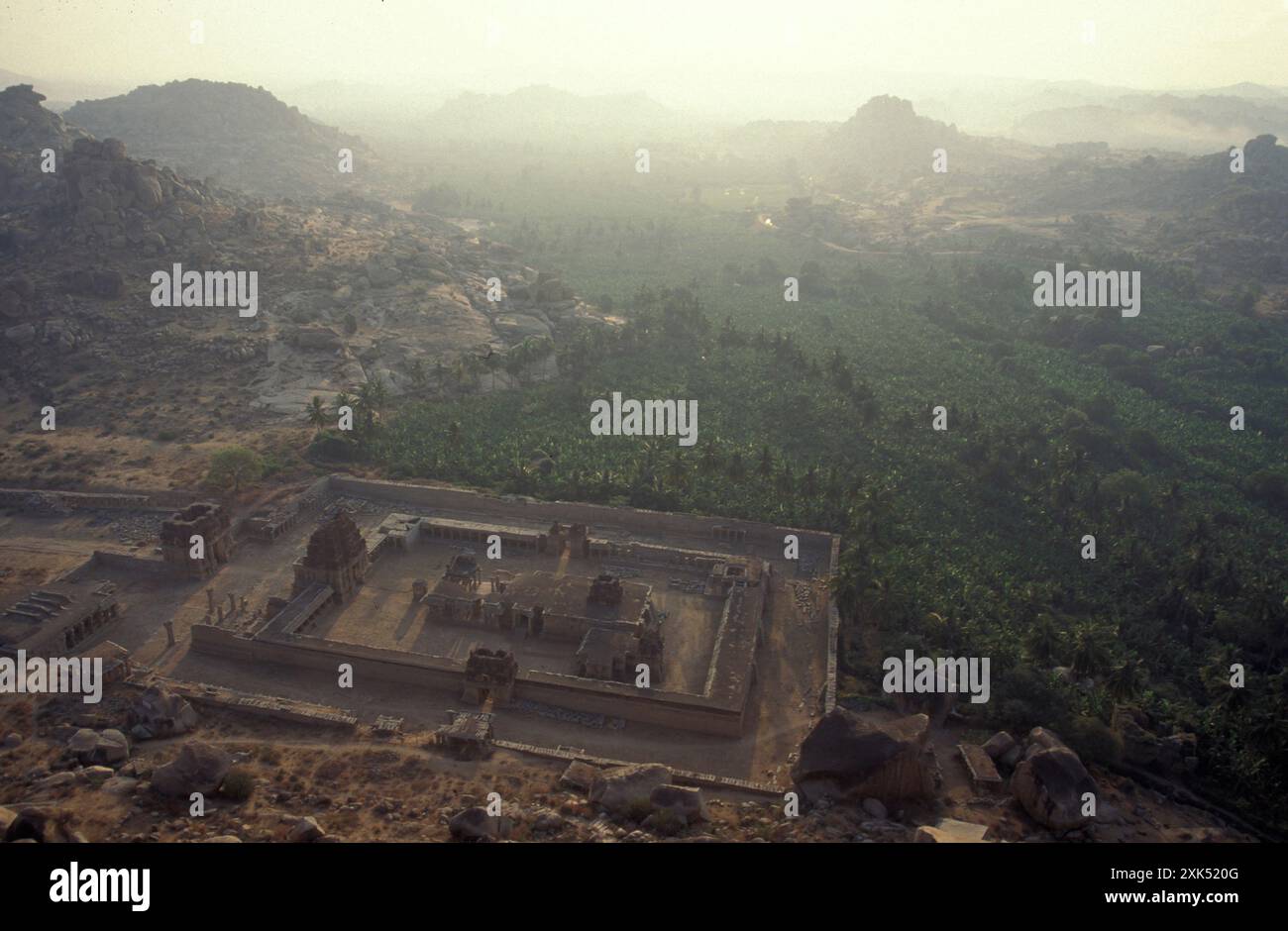 Der Achyuta Raya Tempel ruiniert vom Matanga Hügel bei Sonnenaufgang in der Stadt Hampi in der Provinz Karnataka in Indien. Indien, Karnataka, 1. März Stockfoto