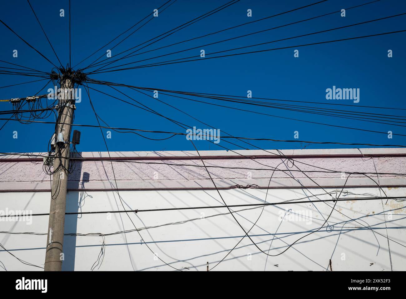 Verworrene Stromkabel, Santa Ana, El Salvador, Zentralamerika Stockfoto