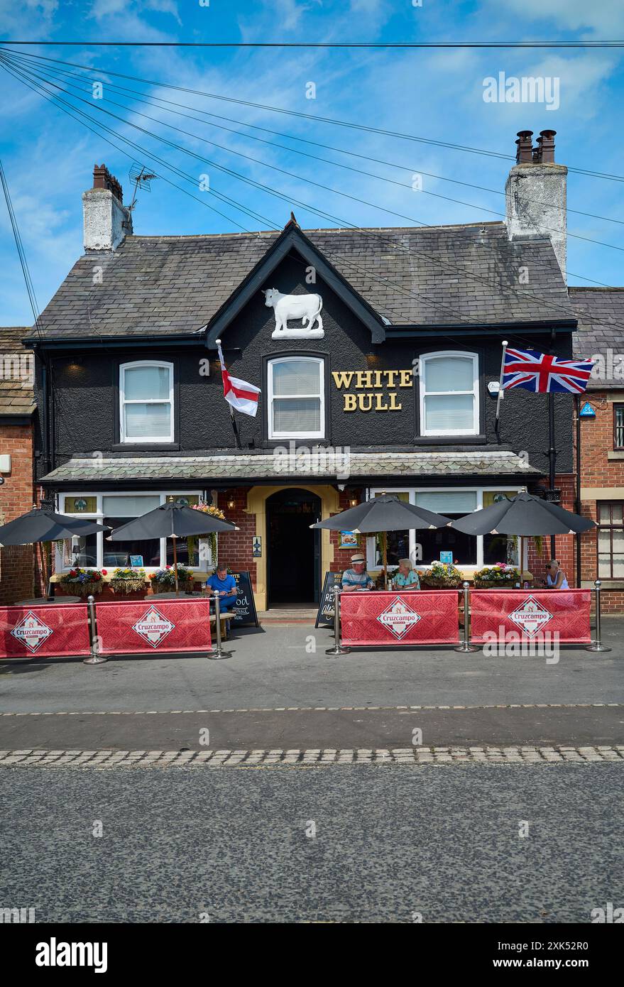 Der White Bull Pub im Square, Great Eccleston, UK Stockfoto