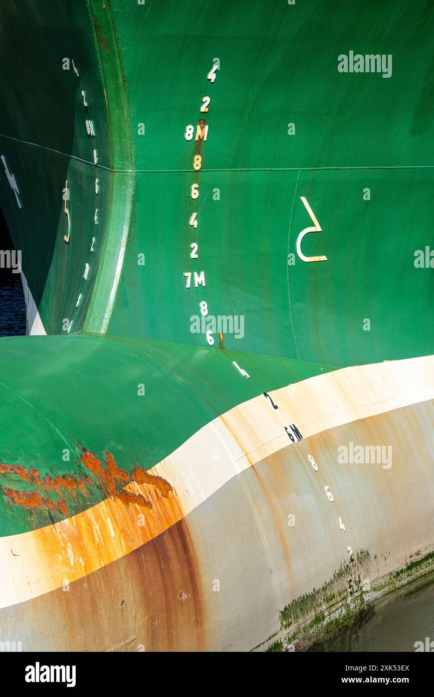 Metrische Zugspuren am Bug eines Ozeangoiung-Schiffes Stockfoto