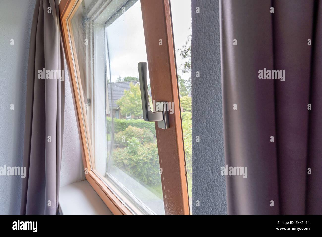 Kippbares offenes Fenster im Wohngebäude Stockfoto
