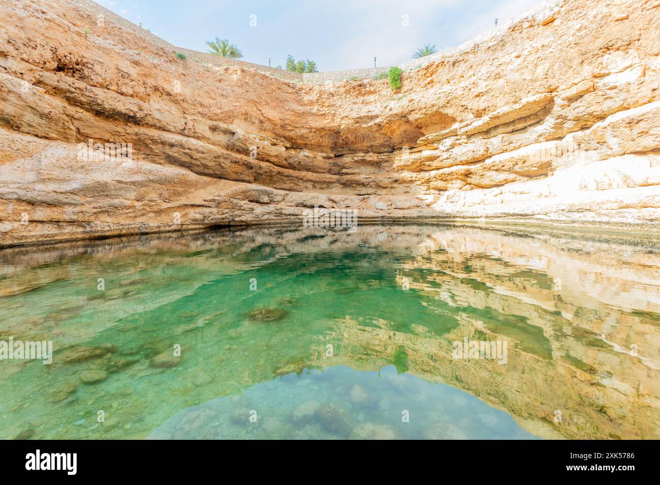 Grüne Gewässer der Bimmah Sinkhole-Höhle, Gouvernement Muscat, Sultanat Oman Stockfoto