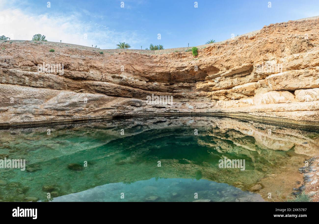 Grüne Gewässer der Bimmah Sinkhole-Höhle, Gouvernement Muscat, Sultanat Oman Stockfoto