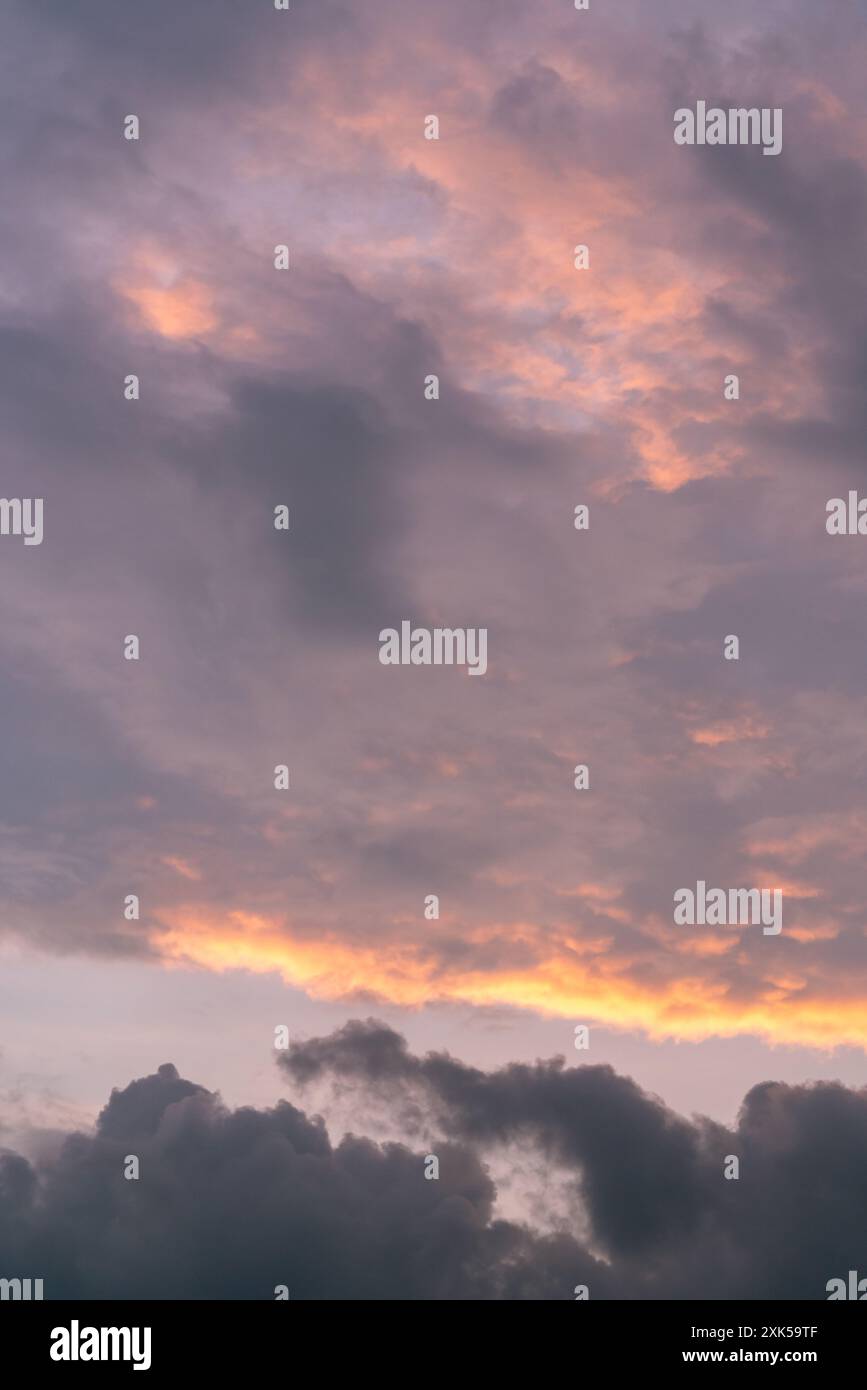 Wunderschöner Sonnenuntergangshimmel. Wolken bei Sonnenaufgang Stockfoto