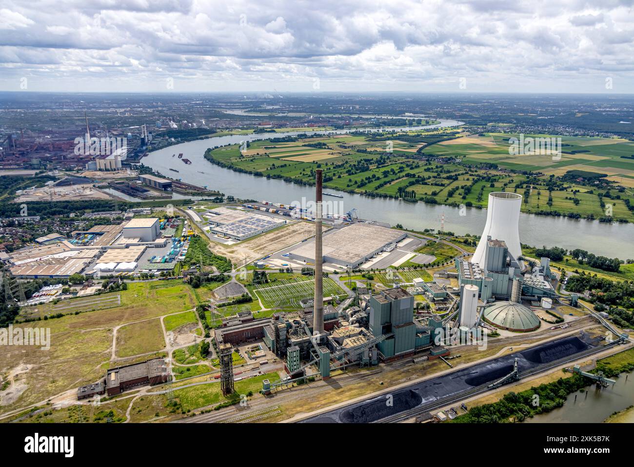 Luftbild, Duisburg-Nord, duisport logport VI Sechs, STEAG Kraftwerk Walsum, Fluss Rhein und Nordhafen Walsum, Blick nach Rheinberg und NSG Naturschutzgebiet Rheinaue Binsheim, Fernsicht und blauer Himmel mit Wolken, Alt-Walsum, Duisburg, Ruhrgebiet, Nordrhein-Westfalen, Deutschland ACHTUNGxMINDESTHONORARx60xEURO *** Luftansicht Duisburg Nord, duisport Logport VI SIX, STEAG Kraftwerk Walsum, Rhein und Nordhafen Walsum, Blick auf Rheinberg und Naturpark Rheinaue Binsheim, Fernsicht und blauer Himmel mit Wolken, Alt Walsum, Duisburg, Ruhrgebiet, Nordrhein-Westfalen, Deutschland ATT Stockfoto