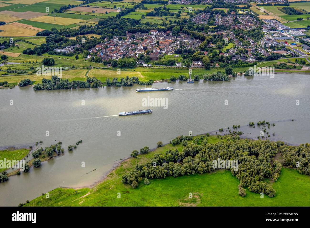 Luftbild, Duisburg-Nord, Fluss Rhein und Binnenschifffahrt, Ortsansicht Rheinberg-Orsoy, Alt-Walsum, Duisburg, Ruhrgebiet, Nordrhein-Westfalen, Deutschland ACHTUNGxMINDESTHONORARx60xEURO *** Luftansicht, Duisburg Nord, Rhein und Binnenschifffahrt, Ansicht Rheinberg Orsoy, Alt Walsum, Duisburg, Ruhrgebiet, Nordrhein-Westfalen, Deutschland ACHTUNGxMINDESTHONORARx60xEURO Stockfoto