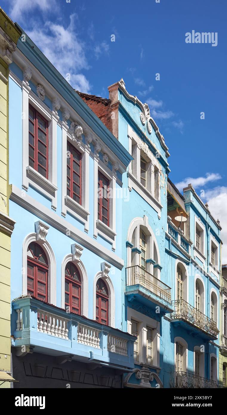 Straßenblick auf die Fassaden alter Kolonialgebäude in Quito, Ecuador. Stockfoto
