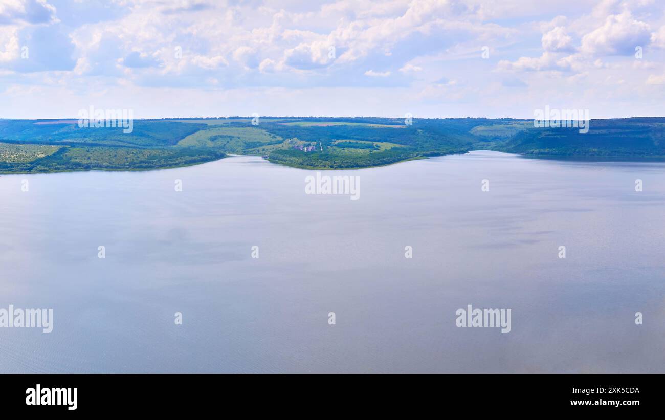 Ein großer natürlicher Wasserstrom, der in einem Kanal zum Meer, einem See oder einem anderen solchen Fluss fließt. Stockfoto