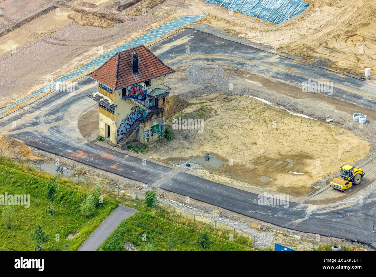 Luftbild, Duisburg-Süd, geplante Duisburger Wohnquartier am ehemaligen Rangierbahnhof Wedau, altes Wärterhaus am Jim-Knopf-Platz, Wedau, Duisburg, Ruhrgebiet, Nordrhein-Westfalen, Deutschland ACHTUNGxMINDESTHONORARx60xEURO *** Luftansicht, Duisburg Süd, geplantes Duisburger Wohnquartier am ehemaligen Rangierbahnhof Wedau, altes Hausmeisterhaus am Jim Knopf Platz, Wedau, Duisburg, Ruhrgebiet, Nordrhein-Westfalen, Deutschland ATTENTIONxMINDESTHONORARx60xEURO Stockfoto