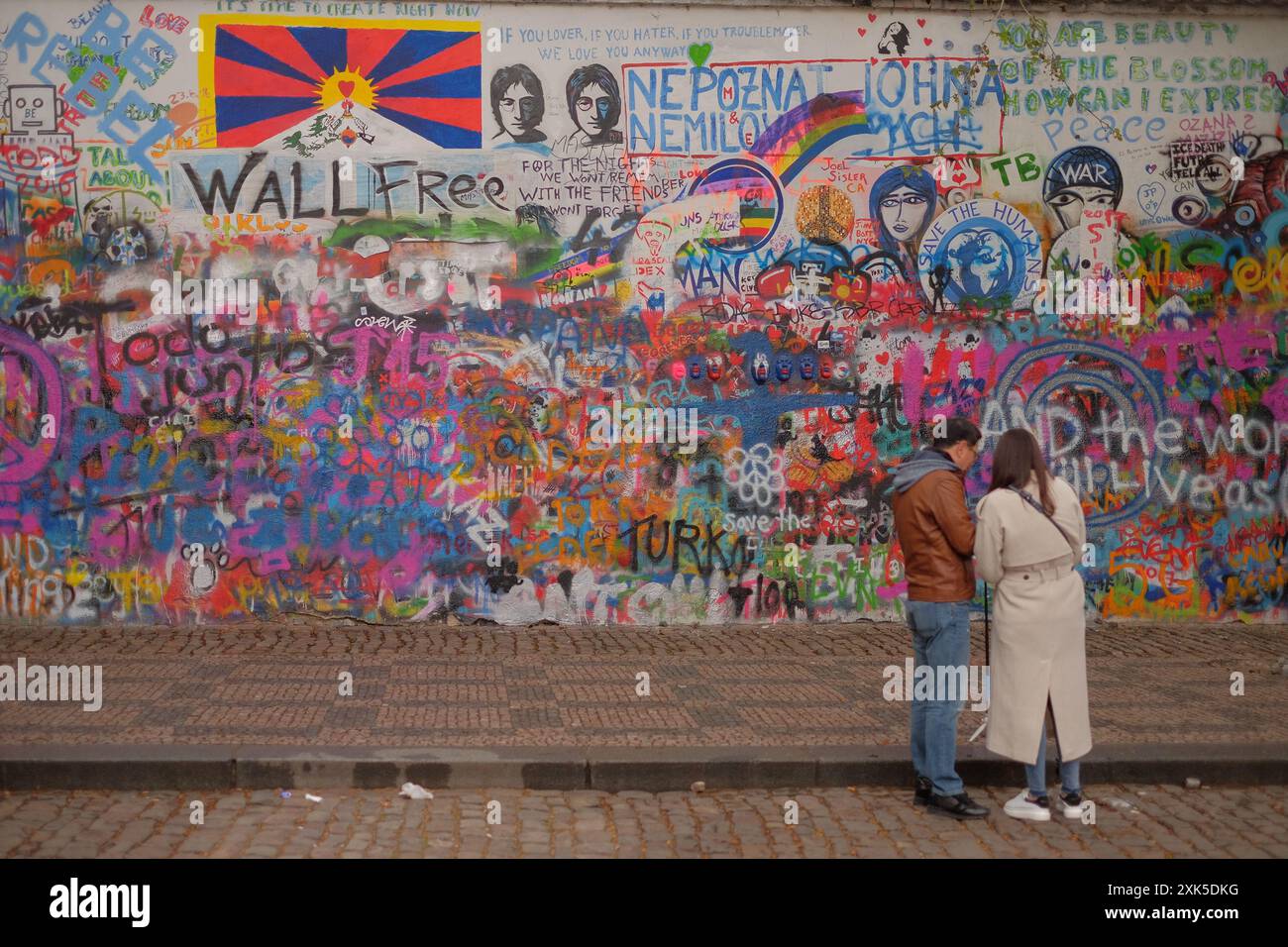 Das kollaborative, sich ständig verändernde Kunstwerk, die John Lennon Mauer in Malá Strana, Prag, eine Hommage an Frieden und Kreativität Stockfoto