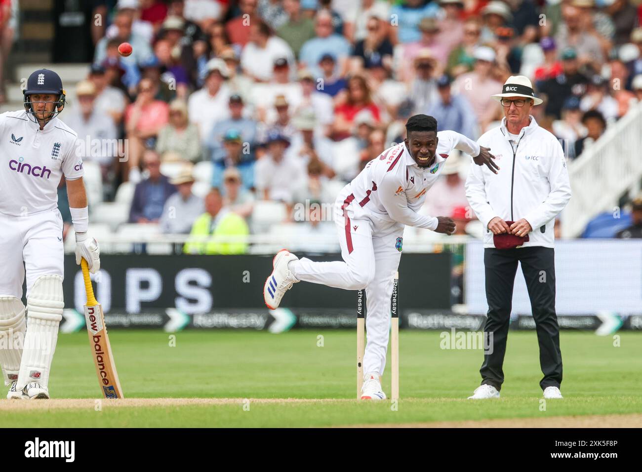 Nottingham, Großbritannien. Juli 2024. Kevin Sinclair spielte beim Bowling gegen Harry Brook, was zu seiner Entlassung während des Spiels der Rothesay International Test Match Series zwischen England und West Indies in Trent Bridge, Nottingham, England am 21. Juli 2024 führte. Foto von Stuart Leggett. Nur redaktionelle Verwendung, Lizenz für kommerzielle Nutzung erforderlich. Keine Verwendung bei Wetten, Spielen oder Publikationen eines einzelnen Clubs/einer Liga/eines Spielers. Quelle: UK Sports Pics Ltd/Alamy Live News Stockfoto