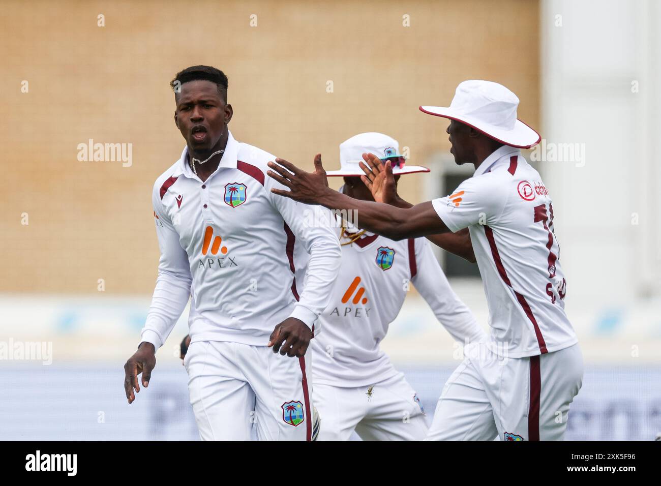 Nottingham, Großbritannien. Juli 2024. Kevin Sinclair (links) feiert seine Entlassung von Harry Brook während des Spiels der Rothesay International Test Match Series zwischen England und West Indies in Trent Bridge, Nottingham, England am 21. Juli 2024. Foto von Stuart Leggett. Nur redaktionelle Verwendung, Lizenz für kommerzielle Nutzung erforderlich. Keine Verwendung bei Wetten, Spielen oder Publikationen eines einzelnen Clubs/einer Liga/eines Spielers. Quelle: UK Sports Pics Ltd/Alamy Live News Stockfoto