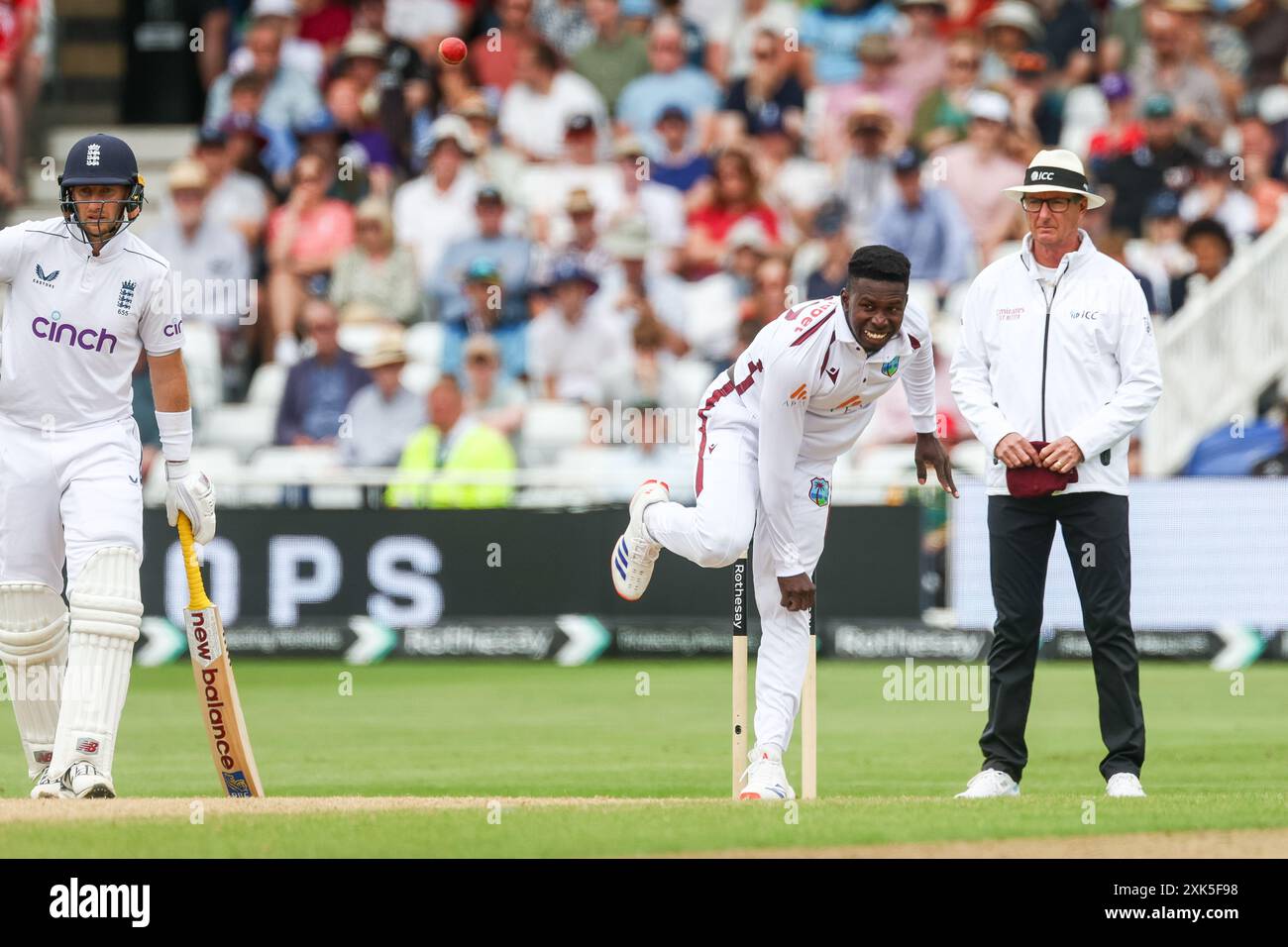 Nottingham, Großbritannien. Juli 2024. Kevin Sinclair spielte beim Bowling gegen Harry Brook, was zu seiner Entlassung während des Spiels der Rothesay International Test Match Series zwischen England und West Indies in Trent Bridge, Nottingham, England am 21. Juli 2024 führte. Foto von Stuart Leggett. Nur redaktionelle Verwendung, Lizenz für kommerzielle Nutzung erforderlich. Keine Verwendung bei Wetten, Spielen oder Publikationen eines einzelnen Clubs/einer Liga/eines Spielers. Quelle: UK Sports Pics Ltd/Alamy Live News Stockfoto