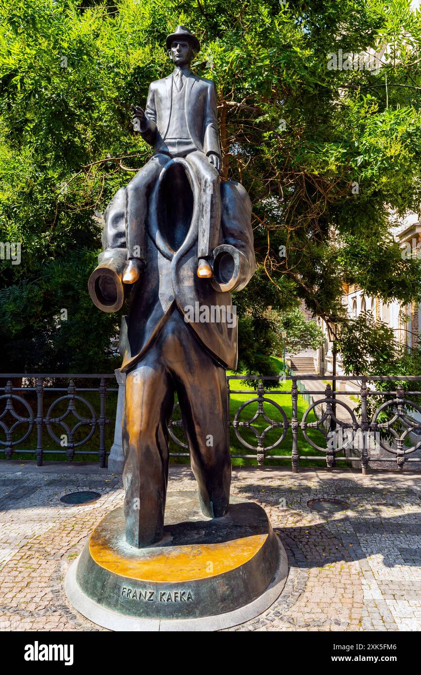 Jaroslav Róna Bronzestatue von Franz Kafka. Er zeigt Franz Kafka, der auf den Schultern einer kopflosen und handlosen Figur reitet und sich dabei auf die Geschichte des Autors bezieht. Stockfoto