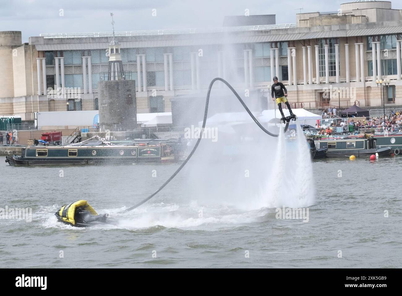 Bristol, Großbritannien. Juli 2024. James Prestwood demonstriert seine Flyboard-Tricks den Menschenmassen beim Bristol Harbour Festival. Beim Flyboarding handelt es sich um ein Board mit einem Schlauch, der mit einem 300 PS starken Jet-Ski-Motor verbunden ist, der über eine Handfernbedienung gesteuert wird. Quelle: JMF News/Alamy Live News Stockfoto