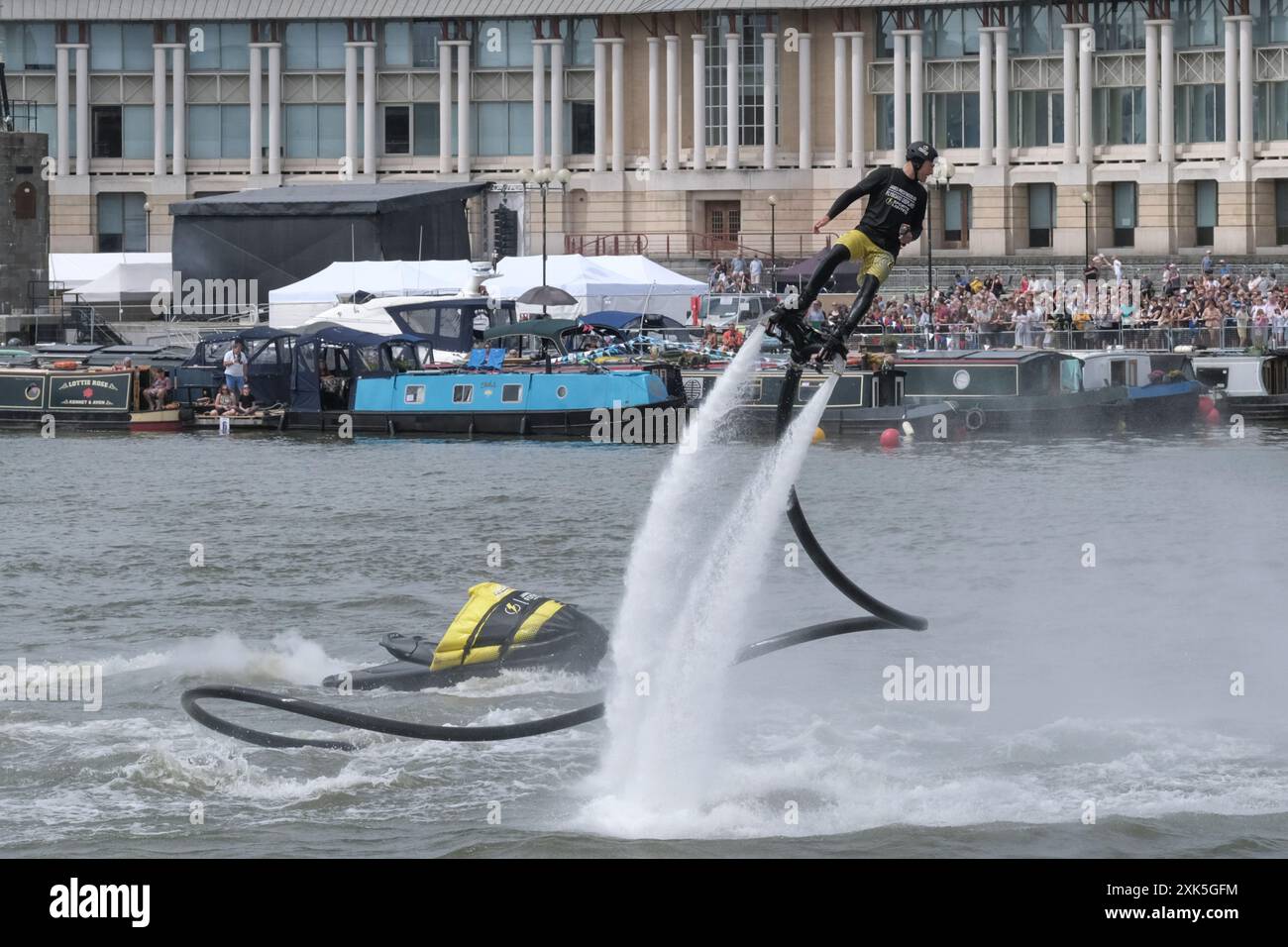 Bristol, Großbritannien. Juli 2024. James Prestwood demonstriert seine Flyboard-Tricks den Menschenmassen beim Bristol Harbour Festival. Beim Flyboarding handelt es sich um ein Board mit einem Schlauch, der mit einem 300 PS starken Jet-Ski-Motor verbunden ist, der über eine Handfernbedienung gesteuert wird. Quelle: JMF News/Alamy Live News Stockfoto