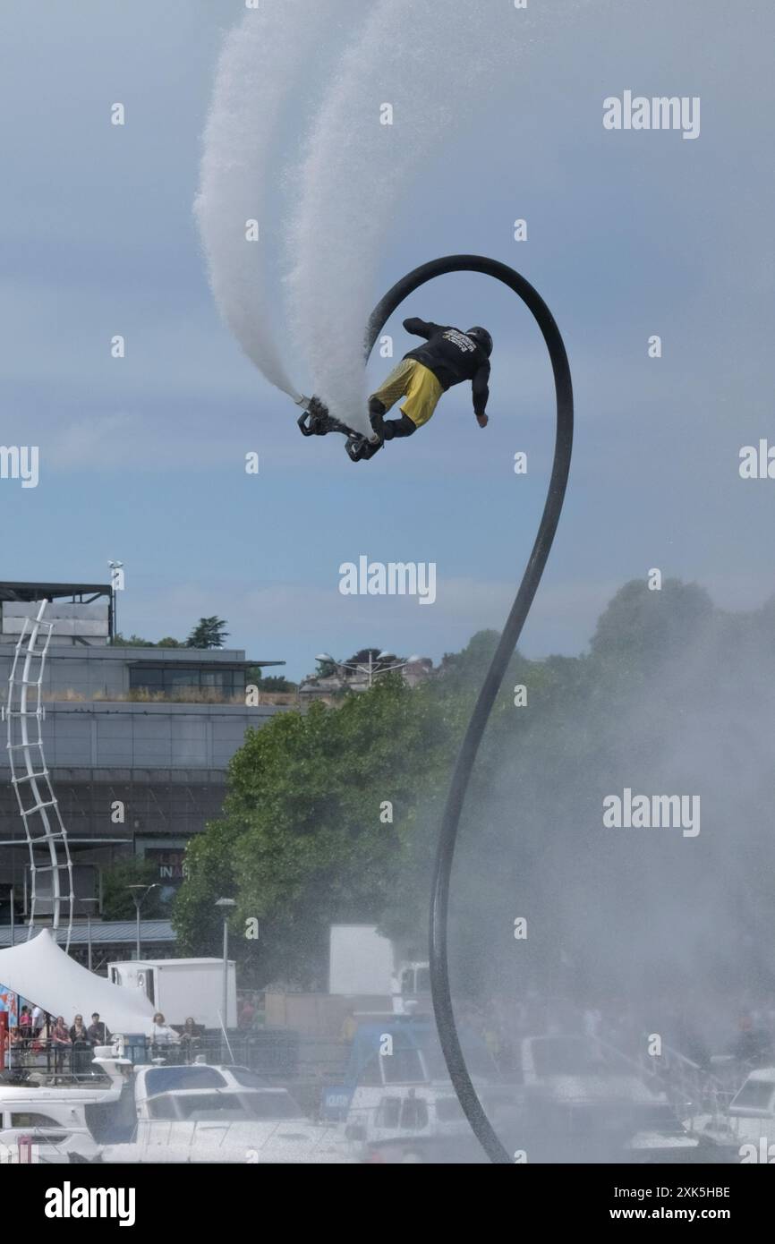 Bristol, Großbritannien. Juli 2024. James Prestwood demonstriert seine Flyboard-Tricks den Menschenmassen beim Bristol Harbour Festival. Beim Flyboarding handelt es sich um ein Board mit einem Schlauch, der mit einem 300 PS starken Jet-Ski-Motor verbunden ist, der über eine Handfernbedienung gesteuert wird. Quelle: JMF News/Alamy Live News Stockfoto