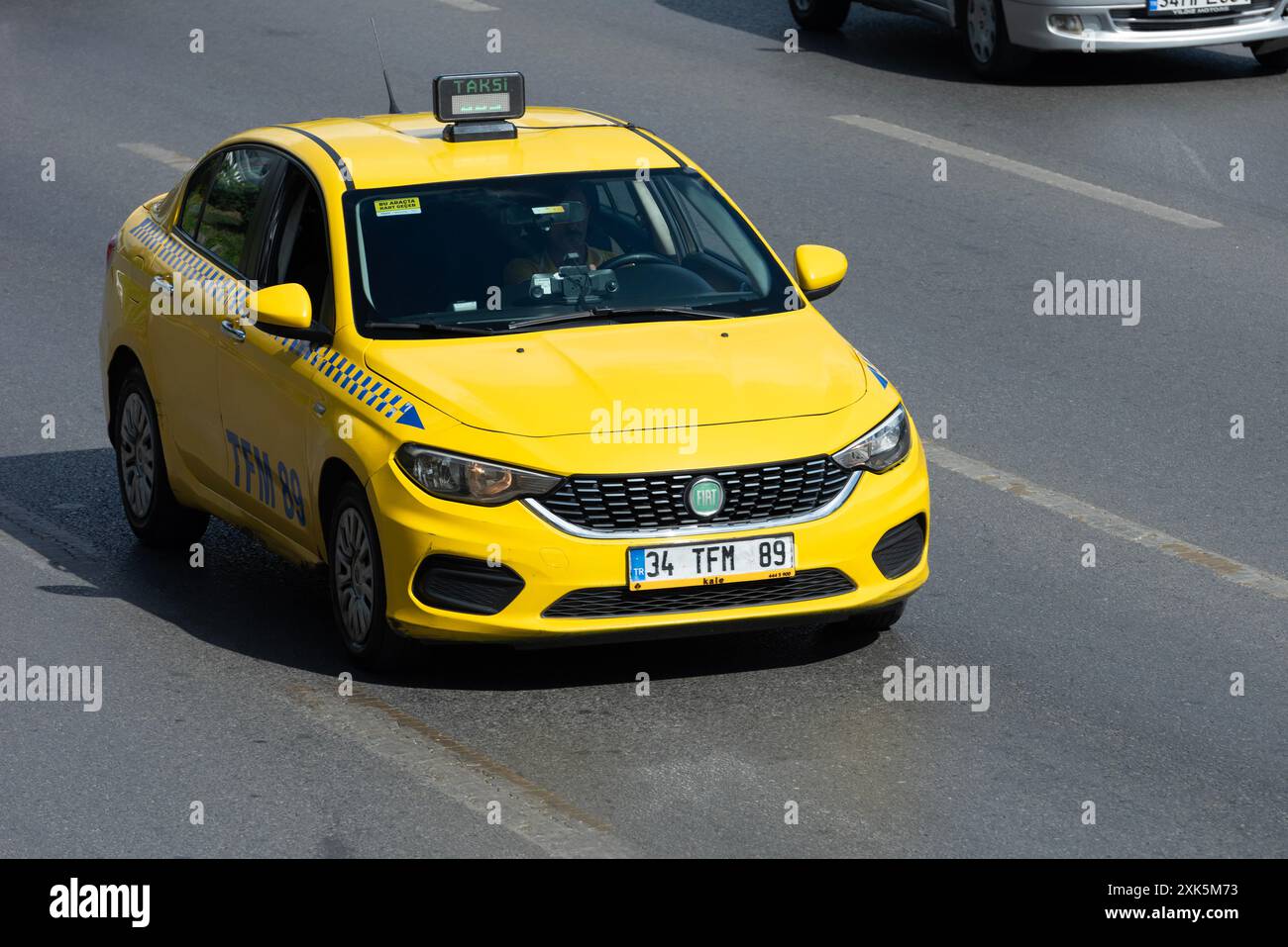 ISTANBUL, TÜRKEI - 1. JULI 2024: Türkisches Taxi auf dem Weg in Istanbul. 25.000 Istanbul Taxistrecken sind im Dienst. Stockfoto