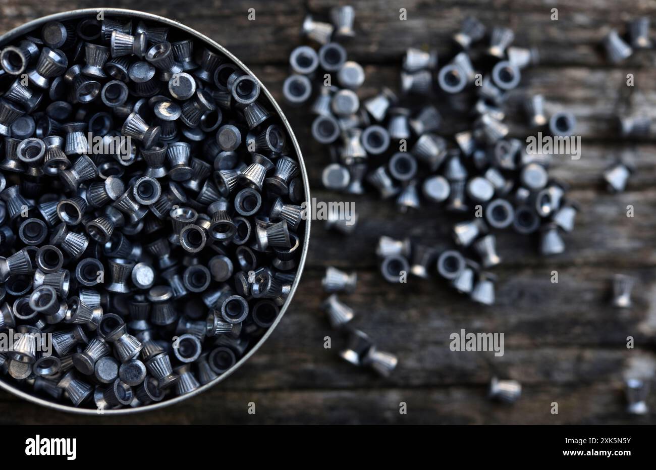 Blei-Kugeln für ein Luftgewehr. Kugeln für Sportwaffen. Eine Dose Kugeln. Stockfoto