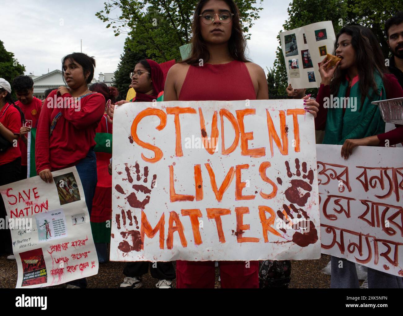 Ein Demonstrant mit einem Protestzeichen, auf dem Student Lives Matter geschrieben ist, während er sich am 20. Juli 2024 an einer Demonstration in Solidarität mit bangladeschischen Studenten in Washington DC beteiligte. Bangladeschische Studenten versammeln sich mit Bannern und Bangladeschischen Fahnen vor dem Weißen Haus, während sie Solidarität mit dem Protest der bangladeschischen Studenten gegen die "Quote" zeigen. Mehr als hundert Menschen wurden bei den bisherigen Auseinandersetzungen im ganzen Land getötet, und über 1.500 wurden von der autoritären Regierung in Bangladesch während einer Bewegung verletzt, die eine Reform des Quotensystems für staatliche Arbeitsplätze forderte. (Foto von Stockfoto