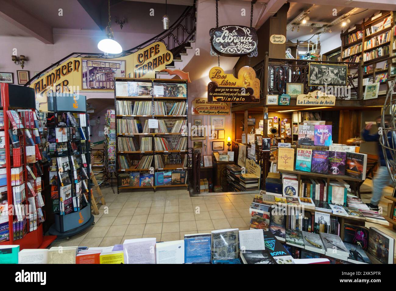 Buenos Aires, Argentinien - 20. März 2022: Innenansicht der Libreria del Colegio, oder Universitätsbibliothek, Buchladen in der Loyola-Kirche Stockfoto