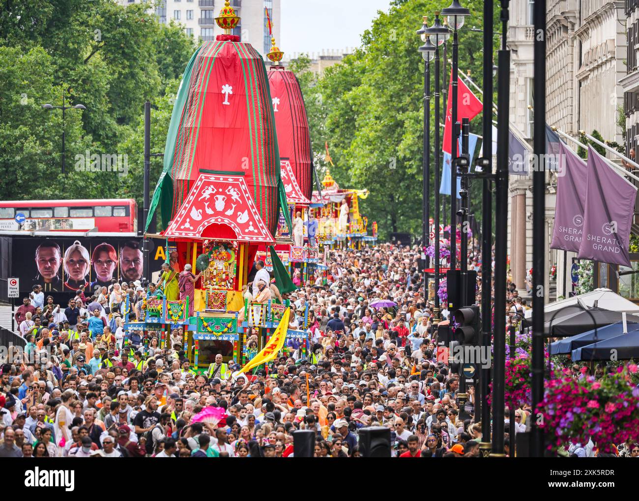 London, 21. Juli 2024. Das Londoner Rathayatra (was „Wagenfest“ bedeutet) wird von Anhängern Krishnas gefeiert. Die Wagenfeier, die in Indien eine lange Tradition hat, erinnert jedes Jahr an die Reise der Gottheiten Lagannatha, Baladeva und Subhadra, indem sie drei riesige, hölzerne Wagen mit den Gottheiten transportieren, und sieht Tausende in einer Prozession vom Hyde Park zum Trafalgar Square, wo die Feierlichkeiten fortgesetzt werden. Quelle: Imageplotter/Alamy Live News Stockfoto