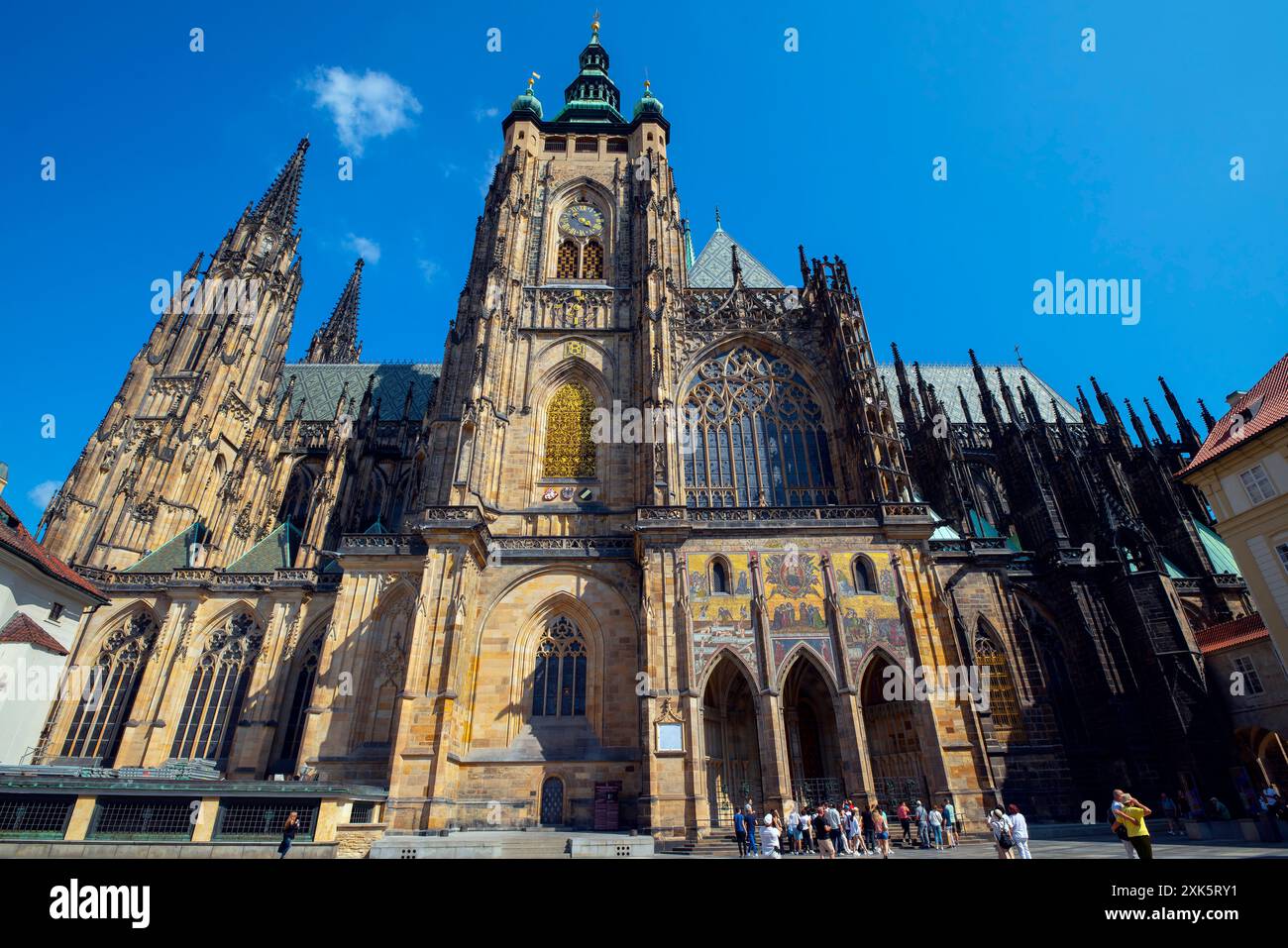 Veitsdom in Prag, Tschechische Republik. Das Mosaik des Jüngsten Gerichts an der Südfassade. Stockfoto