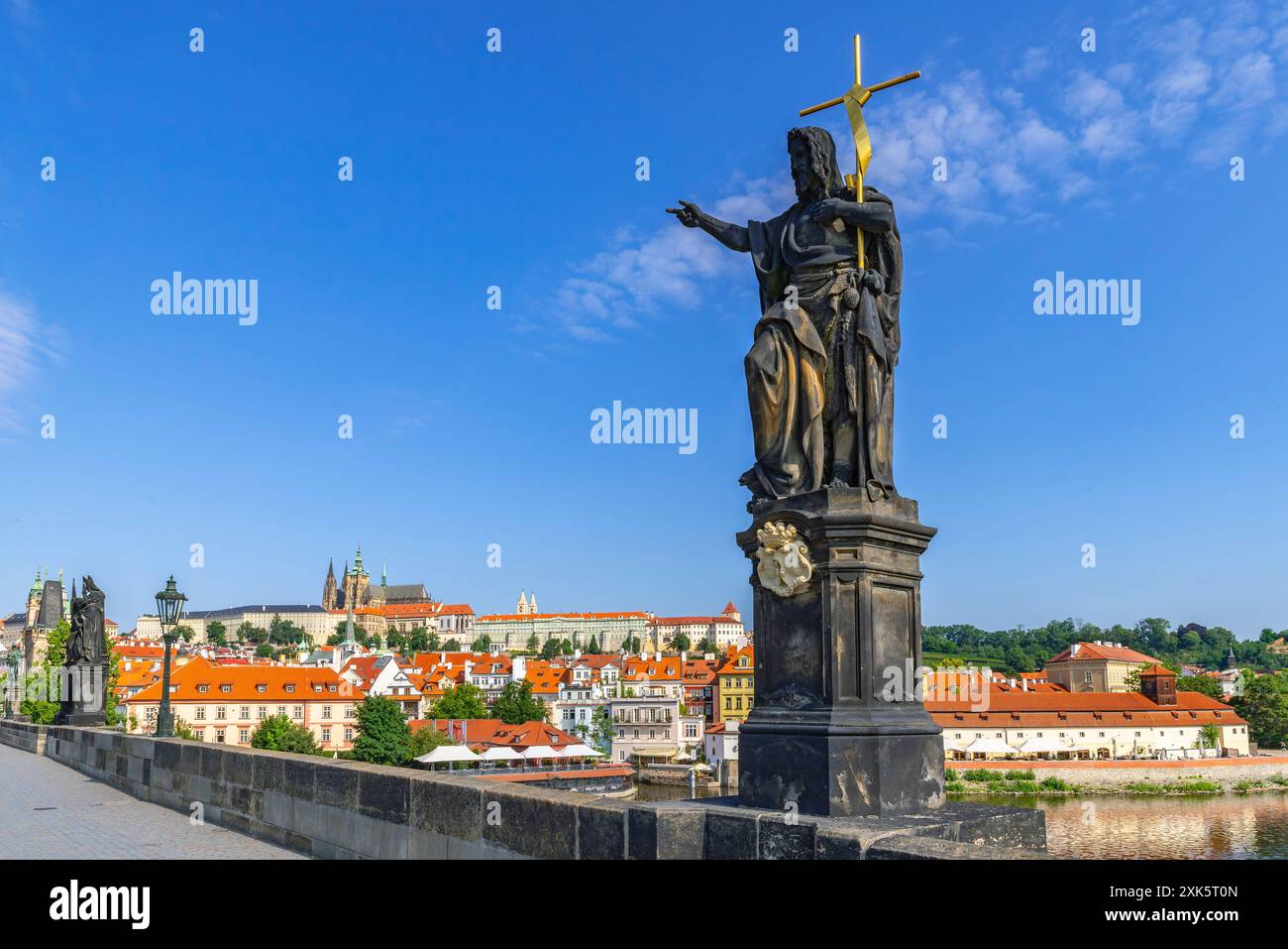 Die historische Karlsbrücke (Karlův Most) ist eine mittelalterliche Steinbogenbrücke über die Moldau, die die Altstadt mit der Prager Burg verbindet. Prag, Cze Stockfoto