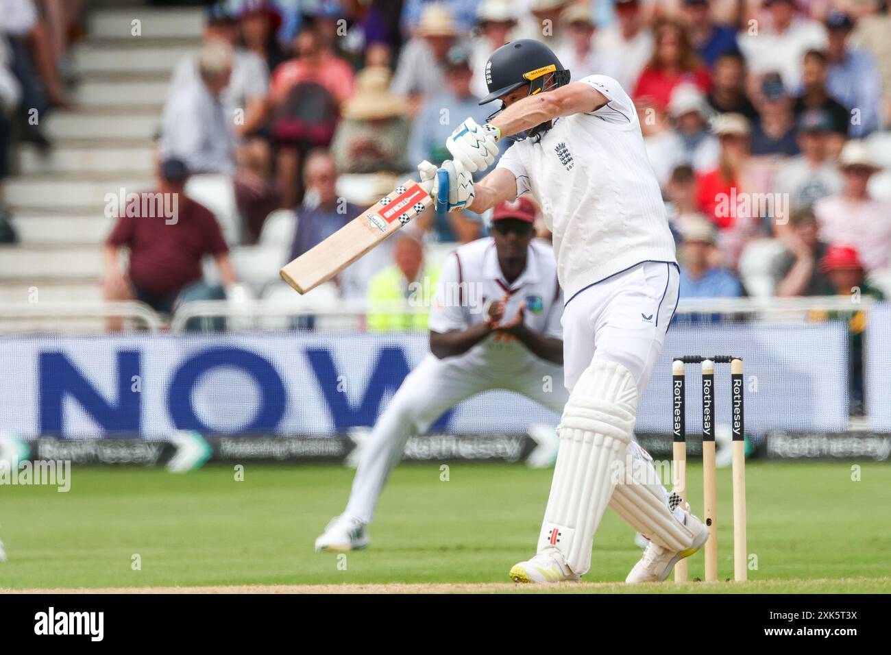 Nottingham, Großbritannien. Juli 2024. Chris Woakes im Kampf mit dem Schläger während des Spiels der Rothesay International Test Match Series zwischen England und West Indies am 21. Juli 2024 in Trent Bridge, Nottingham, England. Foto von Stuart Leggett. Nur redaktionelle Verwendung, Lizenz für kommerzielle Nutzung erforderlich. Keine Verwendung bei Wetten, Guthaben: UK Sports Pics Ltd/Alamy Live News Stockfoto