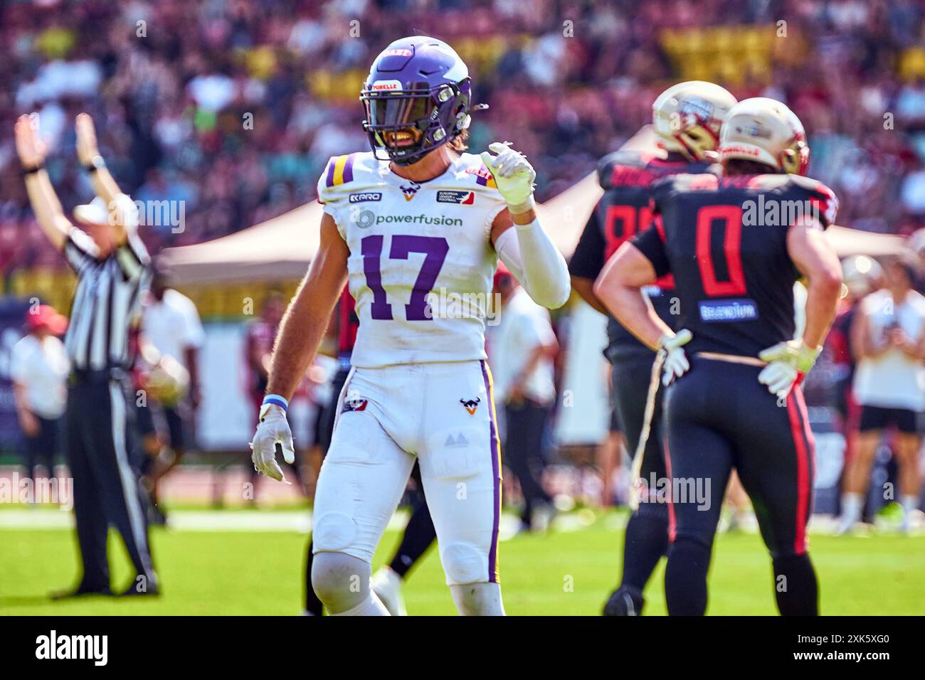 Reece Horn (Vienna Wikings, #17) jubelt über Sieg der Wikinger, GER, Berlin Thunder vs. Vienna Wikings, American Football, Saison 2024, European League of Football, elf, Woche 9, 21.07.2024, Foto: Eibner-Pressefoto/ Claudius Rauch Stockfoto