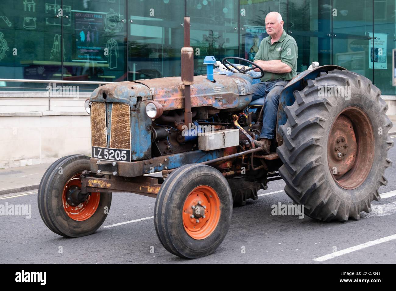 Ballymena, Nordirland - 19. Juli 2024: Oldtimer Tractor Rally, wunderschöner, unberührter Traktor in orange blau mit rostiger Patina. Stockfoto