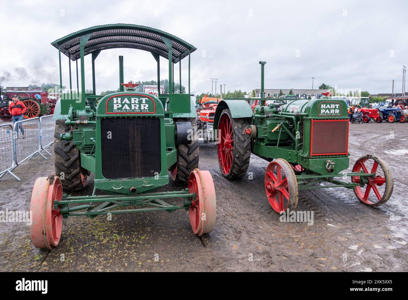 Ballymena, Nordirland - 20. Juli 2024: Rallye mit Oldtimer-Traktoren und Dampfmaschinen, klassische historische Landwirtschaftsfahrzeuge von Hart und Parr in Grün. Stockfoto