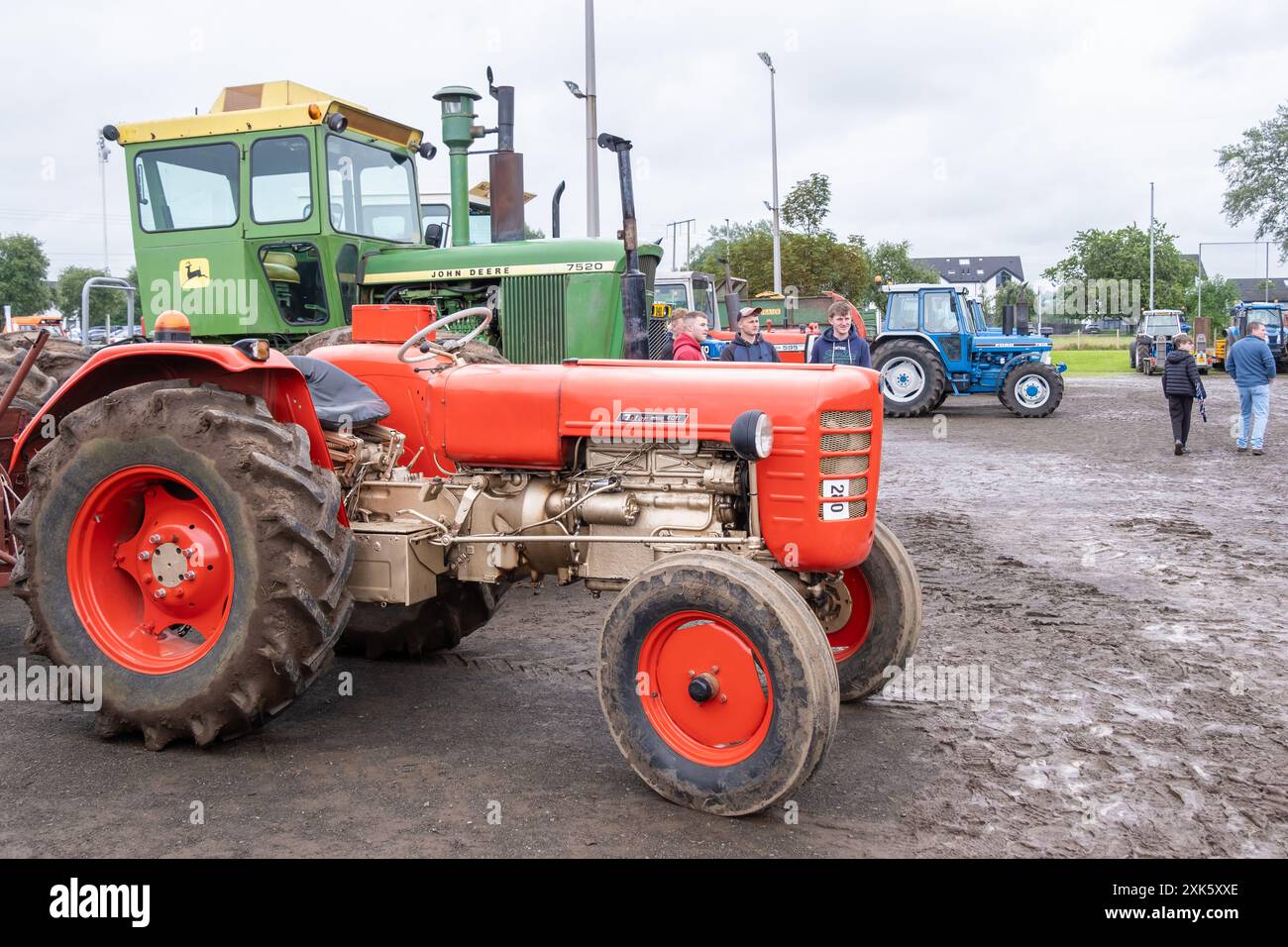 Ballymena, Nordirland - 20. Juli 2024: Rallye mit Oldtimer-Traktoren und Dampflokomotiven, roter Zetor 4011 vor John Deere 7520. Konzeptklassiker. Stockfoto