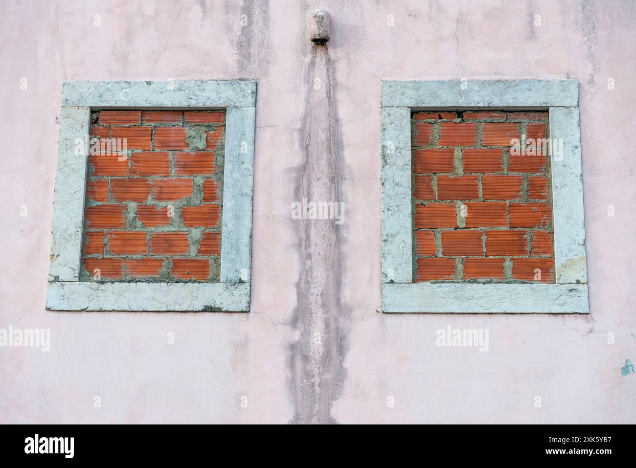 Pinkfarbene Fassade mit gemauertem Fenster, Altstadt, Lissabon, Portugal Stockfoto