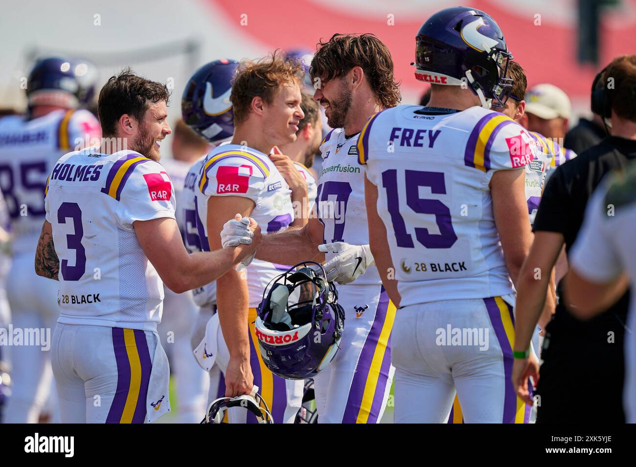 Freude ueber Sieg, Ben Holmes (Wikinger, #03), Reece Horn (Wikinger, #17), GER, Berlin Thunder vs. Wikinger, American Football, Saison 2024, European League of Football, elf, Woche 9, 21.07.2024, Foto: Eibner-Pressefoto/ Claudius Rauch Stockfoto