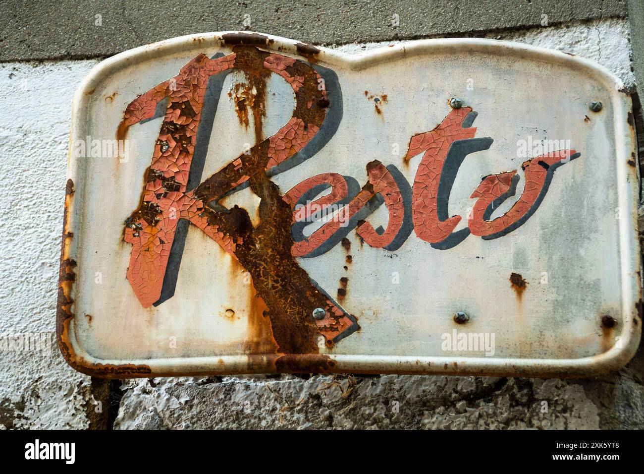 Rostiges Metallschild mit Resto in Rot und Schwarz Stockfoto