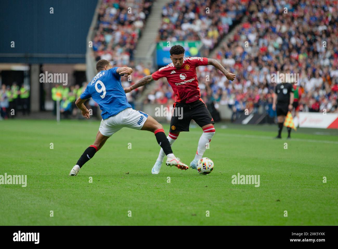 EDINBURGH, SCHOTTLAND - 20. JULI 2024: Cyriel Dessers fordert Jadon Sancho während des Freundschaftsspiels zwischen Manchester United und den Ball heraus Stockfoto