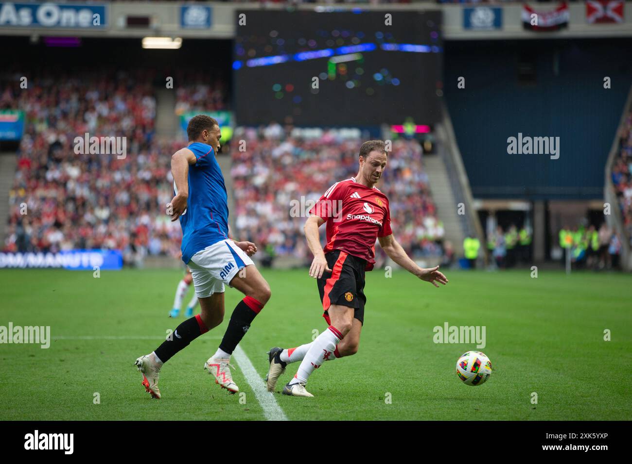 EDINBURGH, SCHOTTLAND - 20. JULI 2024: Cyriel Dessers fordert Jonny Evans während des Freundschaftsspiels zwischen Manchester United und den Ball heraus Stockfoto