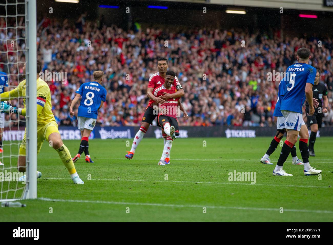 EDINBURGH, SCHOTTLAND - 20. JULI 2024: Carlos Casemiro feiert mit Torschütze Amad während des Freundschaftsspiels zwischen Manchester United und ran Stockfoto