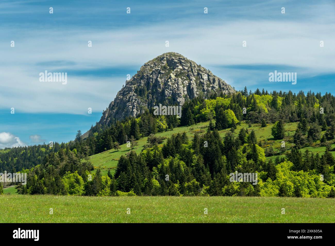 Mont Gerbier-de-Jonc, Quelle der Loire im Regionalen Naturpark Monts d'Ardeche, Auvergne-Rhone-Alpes, Frankreich Stockfoto