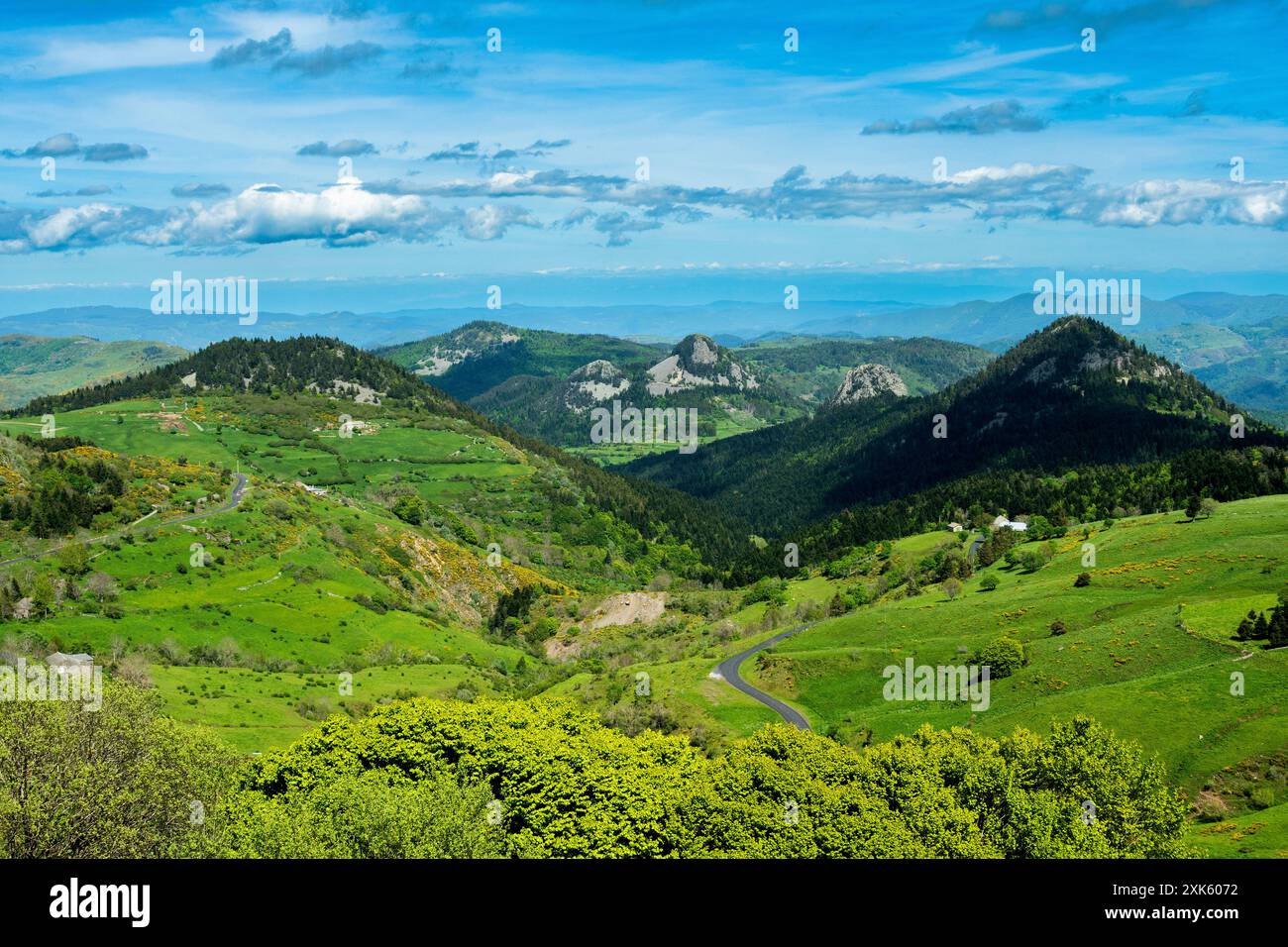 Malerischer Blick auf die kuppelförmigen Vulkangipfel (Sucs) im Regionalen Naturpark Monts d'Ardeche. Auvergne-Rhone-Alpes. Frankreich Stockfoto