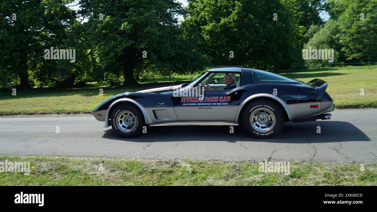 Klassischer 1978 Corvette C3 Indianapolis 500 Pace Car auf der Landstraße. Stockfoto