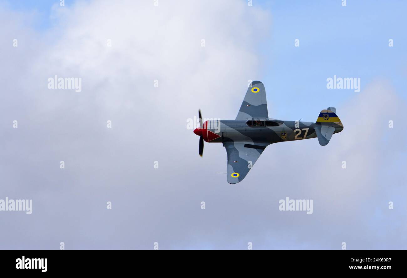 Oldtimer Yak-3, F-AZIM-Flugzeug in seinen spektakulären sowjetischen Farben. Stockfoto