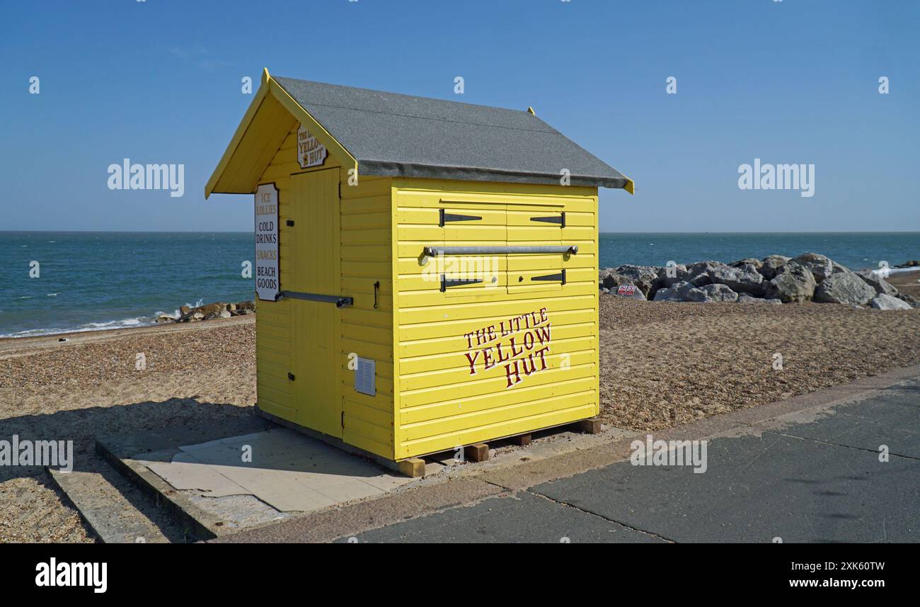 Yellow Beach Hut mit Strandseite für Outlet 'The Little Yellow Hut' Stockfoto