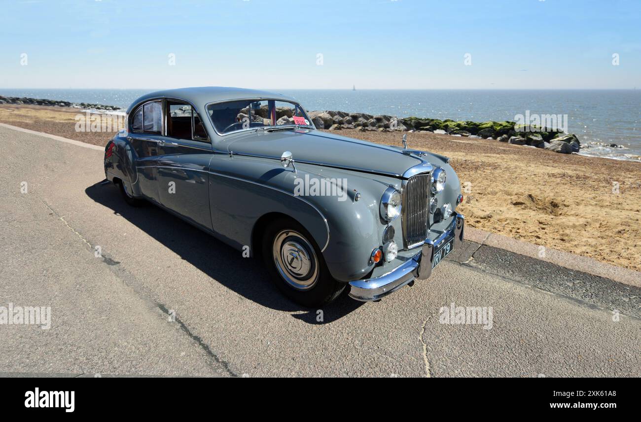Oldtimer Jaguar Mark IX 1959 parkt an der Strandpromenade. Stockfoto