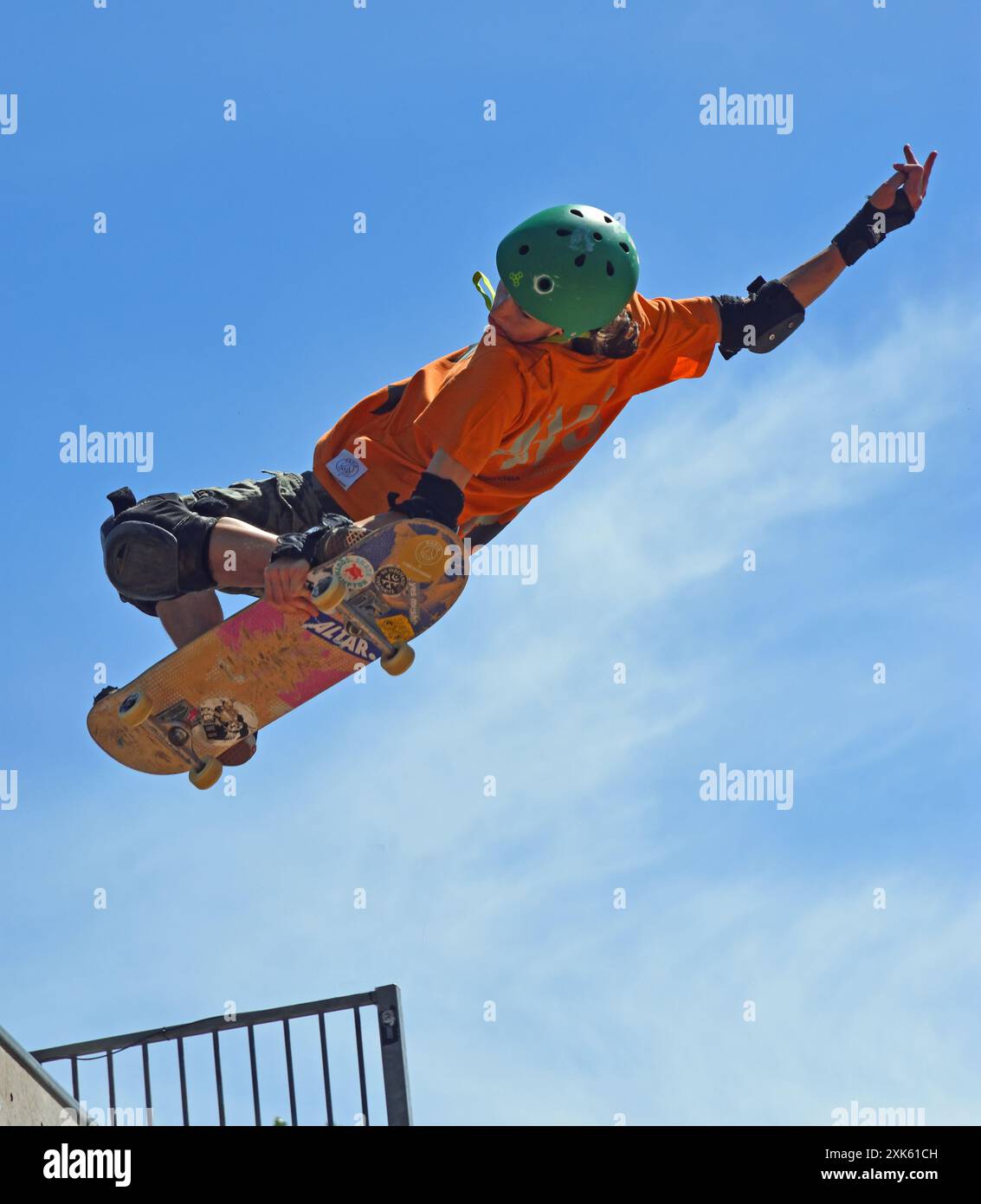 Skateboarder beim Halb-Stunt auf der Vert-Rampe. Stockfoto