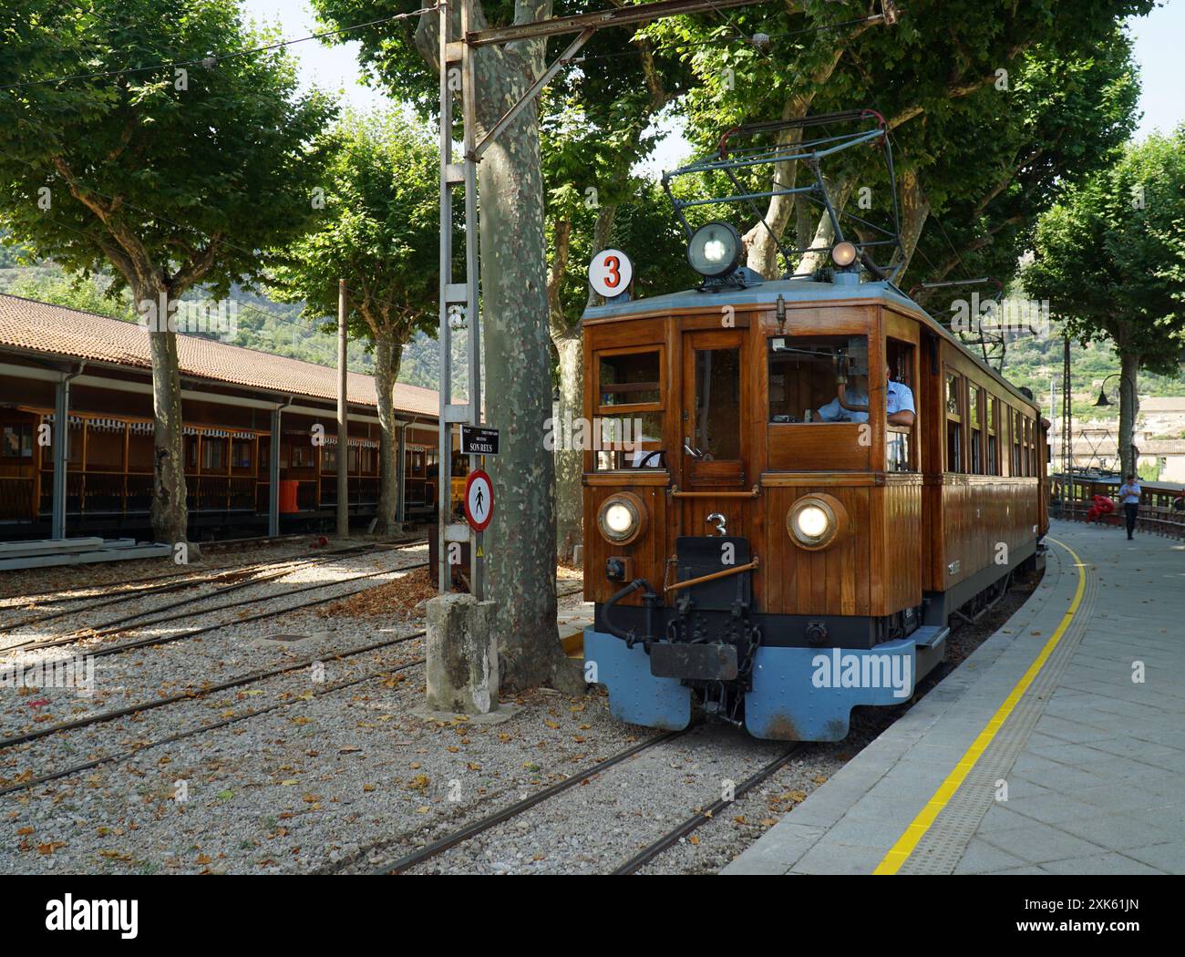 Vintage Electric Zug, der durch die Berge zwischen Soller und Palma Mallorca fährt. Stockfoto