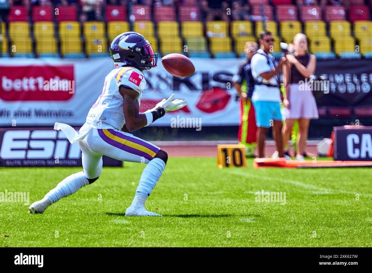 Ken Hike JR. (Vienna Wikings, #09), DE, Berlin Thunder vs. Vienna Wikings, American Football, Saison 2024, European League of Football, elf, Woche 9, 21.07.2024, Foto: Eibner-Pressefoto/ Claudius Rauch Stockfoto