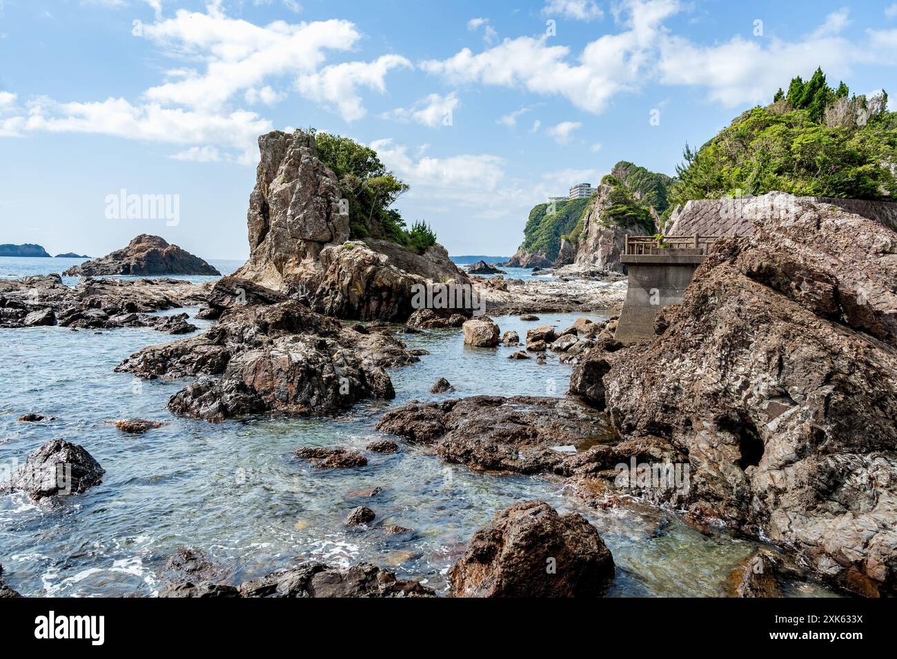 Dramatische Felsformationen an der Küste des Pazifischen Ozeans in Nachikatsuura, Wakayama, Japan, Teil des Yoshino-Kumano Nationalparks und Nanki Kumano ge Stockfoto